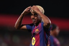 64岁德国足球名宿马特乌斯携26岁女友闪耀金球奖红毯